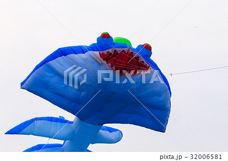 Blue kite that is flying 32006581