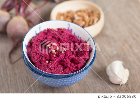 Beetroot pesto in a blue bowl 32006830