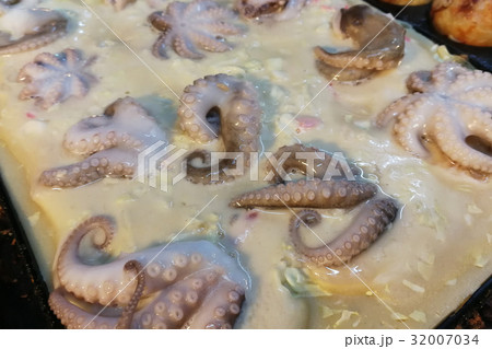 octopus takoyaki japanese food  32007034