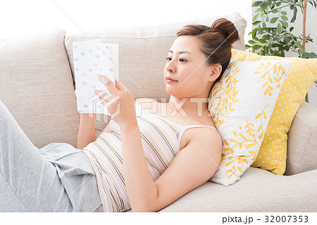 読書 ソファー 女性 32007353
