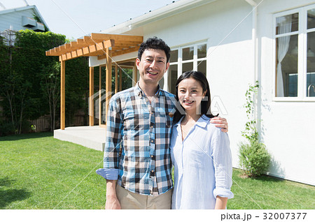 一軒家の前に立つ夫婦 一軒家の前に立つ夫婦 32007377