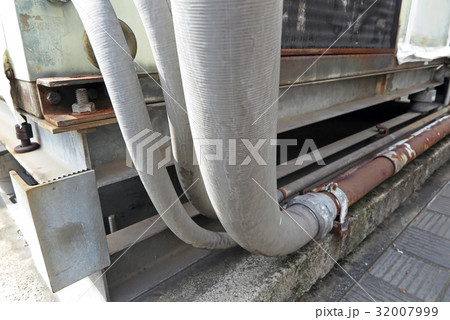 複数の配管パイプ 32007999