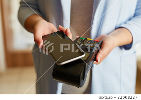 Woman paying with NFC technology 32008227