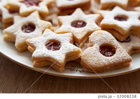 Closeup of Christmas Linzer cookies 32008238