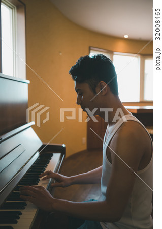 Digital nomad  32008465