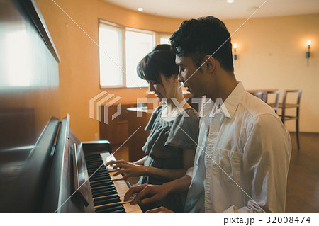 Digital nomad  32008474