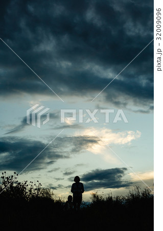 Silhouette mother and child 32009096