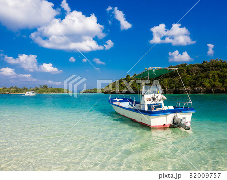 輝く海、紺碧の空、石垣島川平湾 32009757