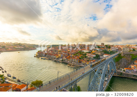 ポルト（ポルトガル）の夕景 32009820