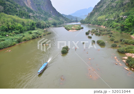ラオス北部の村、ノンキャウ　ウー川とボート　 32011044