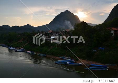 ラオス北部の村 夕暮れのノンキャウ 美しい夕日と山と川 ラオス北部の村 夕暮れのノンキャウ 美しい夕日と山と川 32011887