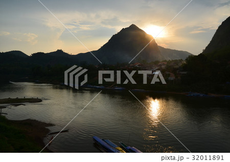 ラオス北部の村 夕暮れのノンキャウ 美しい夕日と山と川 ラオス北部の村 夕暮れのノンキャウ 美しい夕日と山と川 32011891