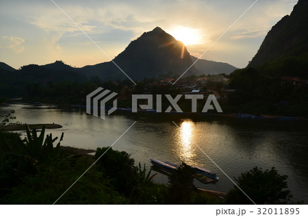 ラオス北部の村　夕暮れのノンキャウ　美しい夕日と山と川　 32011895