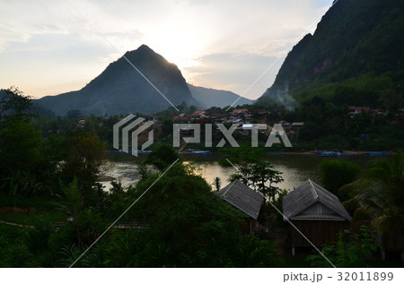 ラオス北部の村 夕暮れのノンキャウ 美しい夕日と山と川 ラオス北部の村 夕暮れのノンキャウ 美しい夕日と山と川 32011899