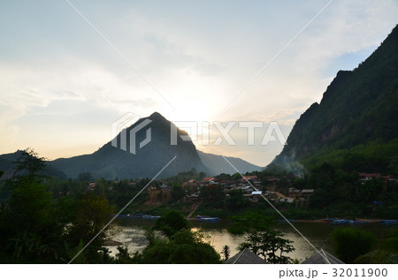 ラオス北部の村 夕暮れのノンキャウ 美しい夕日と山と川 ラオス北部の村 夕暮れのノンキャウ 美しい夕日と山と川 32011900