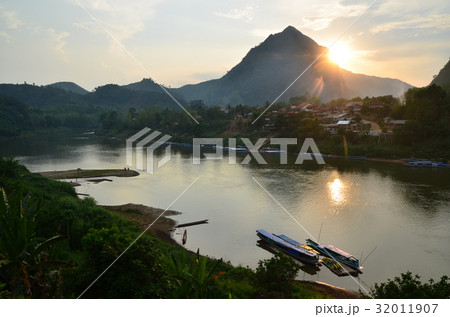 ラオス北部の村 夕暮れのノンキャウ 美しい夕日と山と川 ラオス北部の村 夕暮れのノンキャウ 美しい夕日と山と川 32011907