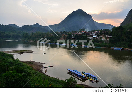 ラオス北部の村 夕暮れのノンキャウ 美しい夕日と山と川 ラオス北部の村 夕暮れのノンキャウ 美しい夕日と山と川 32011916