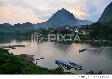 ラオス北部の村 夕暮れのノンキャウ 美しい夕日と山と川 ラオス北部の村 夕暮れのノンキャウ 美しい夕日と山と川 32011928