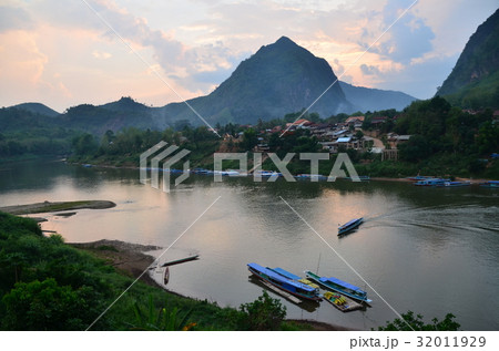 ラオス北部の村 夕暮れのノンキャウ 美しい夕日と山と川 ラオス北部の村 夕暮れのノンキャウ 美しい夕日と山と川 32011929