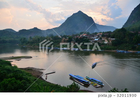 ラオス北部の村　夕暮れのノンキャウ　美しい夕日と山と川　 32011930