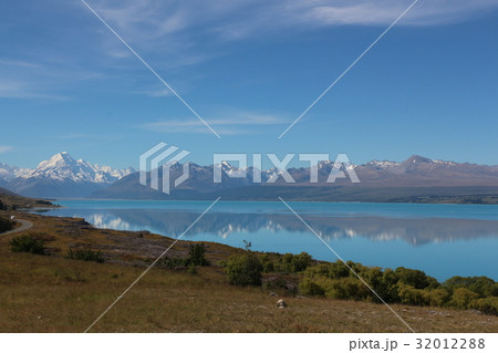 ニュージーランドのマウントクックとプカキ湖 32012288