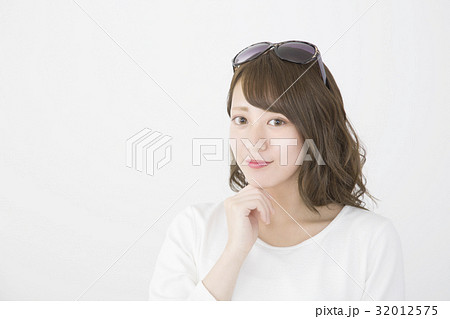 頭にサングラスをかけ見つめる女性の写真素材