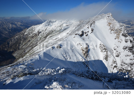 谷川岳山頂からオキの耳、茂倉岳方面を見る 32013080