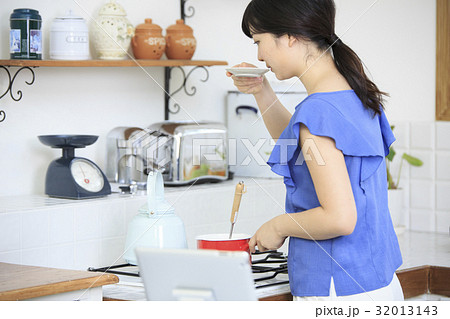 タブレットでレシピを見ながら料理 32013143
