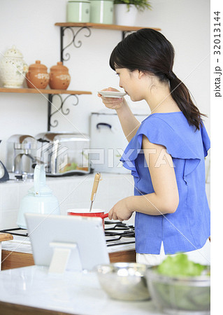 タブレットでレシピを見ながら料理 32013144