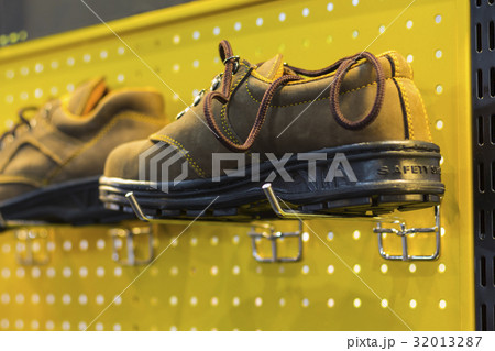 Safety Shoe; protective shoe 32013287