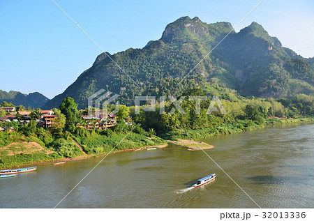 ラオス北部の村 夕暮れのノンキャウ 美しい山と川と村 ラオス北部の村 夕暮れのノンキャウ 美しい山と川と村 32013336