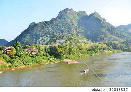 ラオス北部の村 夕暮れのノンキャウ 美しい山と川と村 ラオス北部の村 夕暮れのノンキャウ 美しい山と川と村 32013337