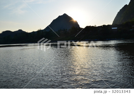 ラオス北部の村 夕暮れのノンキャウ 美しい山と川と村 ラオス北部の村 夕暮れのノンキャウ 美しい山と川と村 32013343
