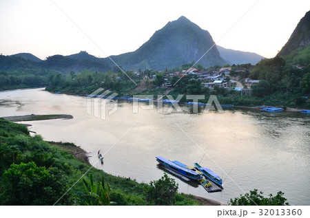 ラオス北部の村　夕暮れのノンキャウ　美しい山と川と村　 32013360