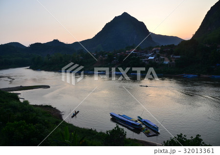 ラオス北部の村 夕暮れのノンキャウ 美しい山と川と村 ラオス北部の村 夕暮れのノンキャウ 美しい山と川と村 32013361