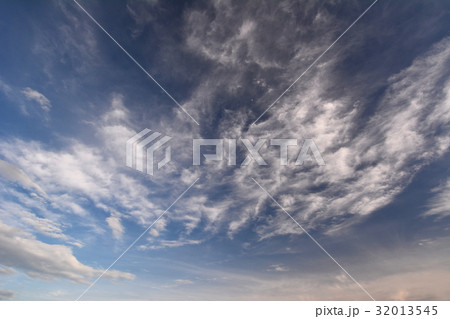 梅雨の晴れ間の空 梅雨の晴れ間の空 32013545