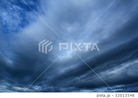 梅雨の晴れ間の空 32013546