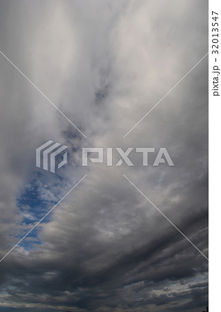 梅雨の晴れ間の空 32013547