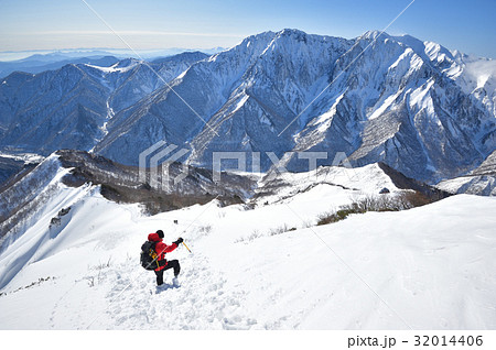 冬の白毛門山頂直下の雪稜と谷川岳 32014406