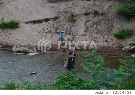 ラオス北部 ノンキャウ近郊の村 川を渡る村の人々 ラオス北部 ノンキャウ近郊の村 川を渡る村の人々 32014558