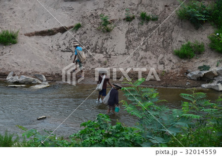 ラオス北部 ノンキャウ近郊の村 川を渡る村の人々 ラオス北部 ノンキャウ近郊の村 川を渡る村の人々 32014559