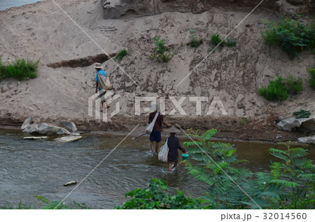 ラオス北部 ノンキャウ近郊の村 川を渡る村の人々 ラオス北部 ノンキャウ近郊の村 川を渡る村の人々 32014560
