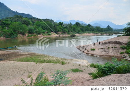ラオス北部 ノンキャウ近郊の村 川を渡る村の人々 ラオス北部 ノンキャウ近郊の村 川を渡る村の人々 32014570