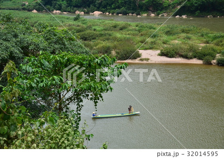 ラオス北部の村 ノンキャウのウー川 小舟に乗り、漁をする男性 ラオス北部の村 ノンキャウのウー川 小舟に乗り、漁をする男性 32014595