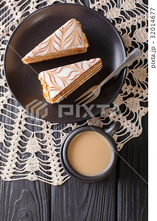 The cake of Esterhazy and coffee with milk 32014677