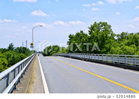 橋と緑と積雲の青空 前方の勾配 歩行者・自転車の目線 b 中望遠 橋と緑と積雲の青空 前方の勾配 歩行者・自転車の目線 b 中望遠 32014880