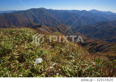 秋の越後沢山山頂から見た奥利根の山々 秋の越後沢山山頂から見た奥利根の山々 32015620