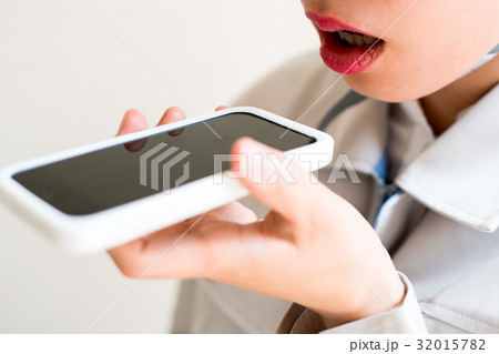 スマホに話す女性作業員 スマホに話す女性作業員 32015782