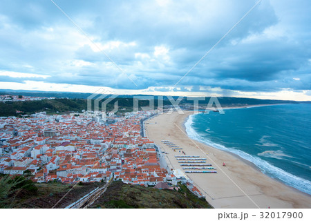 曇天のナザレ（ポルトガル）の風景 32017900