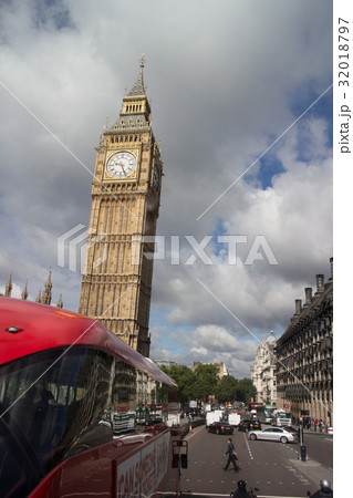 ロンドン：ビッグベンとロンドンバスの写真素材 [32018797] - PIXTA